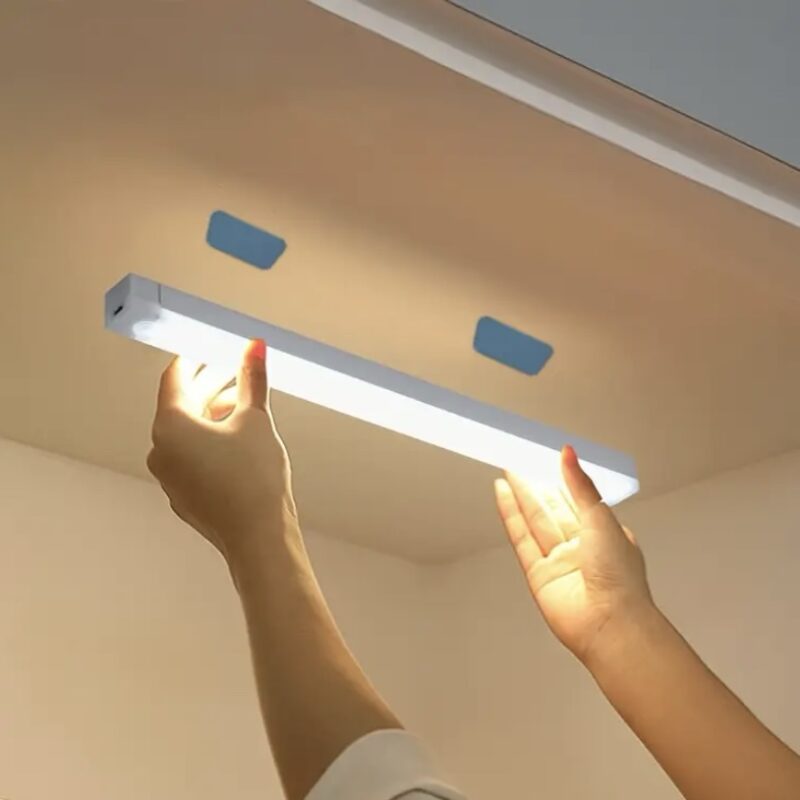 Lumină LED cu senzor de mișcare